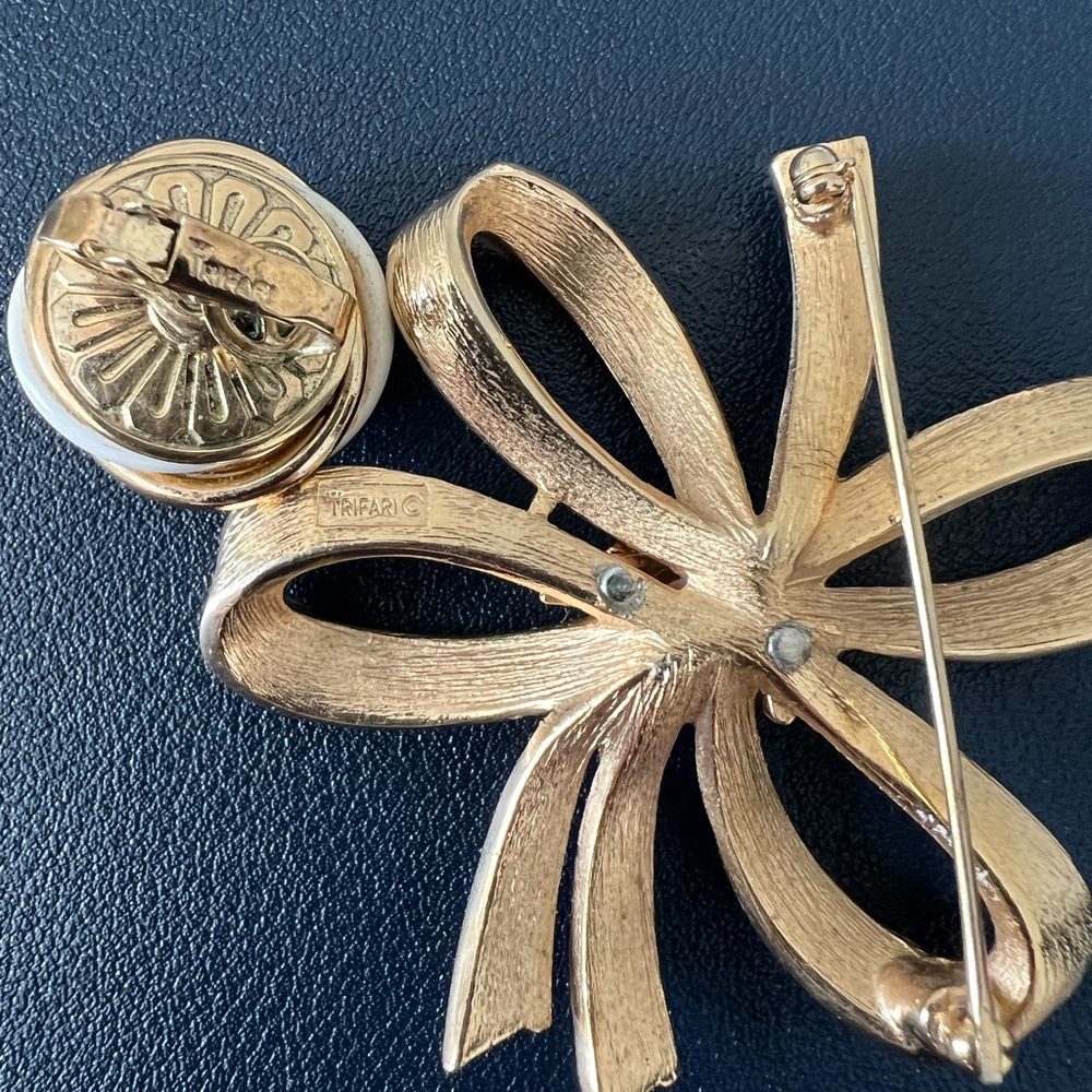 Crown Trifari Vintage 50's Mid CenturyWhite Enameled Ribbon Brooch with earrings - Picture 4 of 5